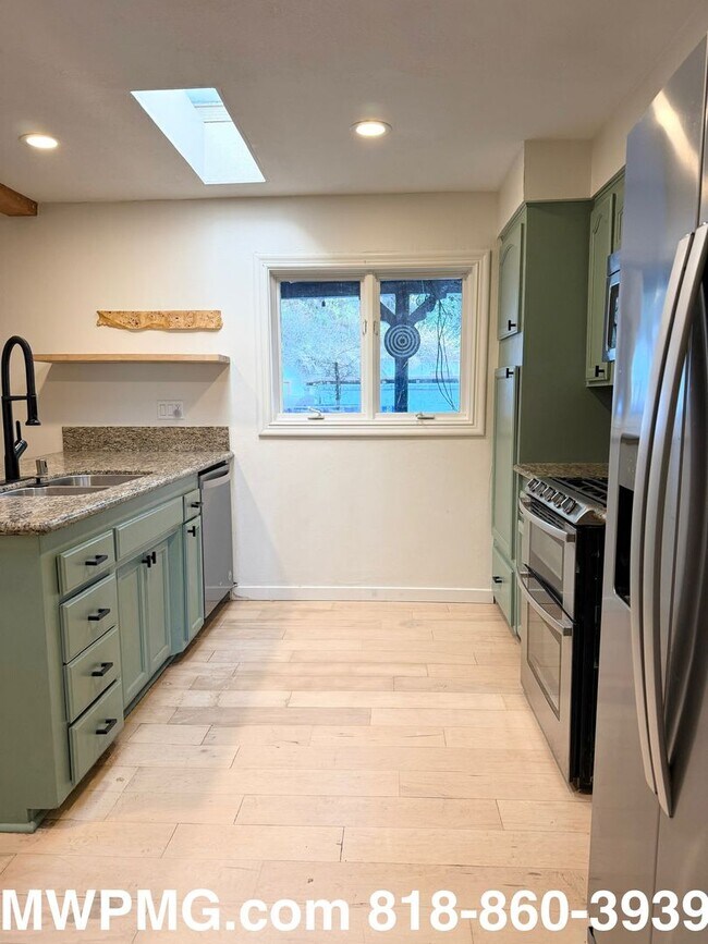 Building Photo - 4Bed 3Bath Woodland Hills home is an absol...