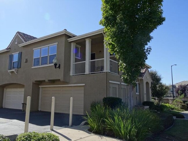 Building Photo - Adorable 2 bedroom 2 bathroom townhouse in...