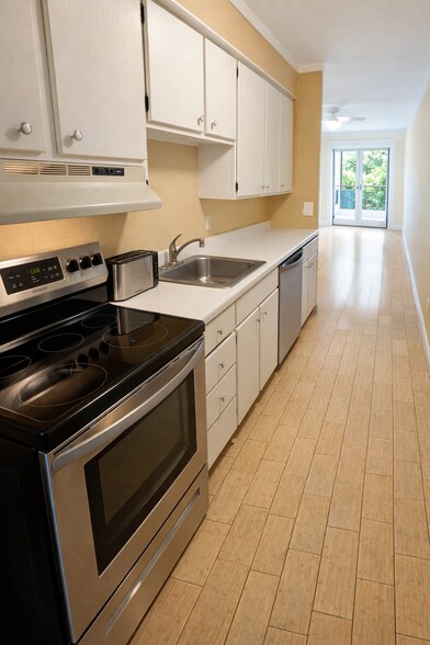 Building Photo - 624 Summit House