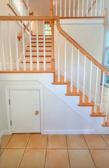 Building Photo - 94 Country Club Dr