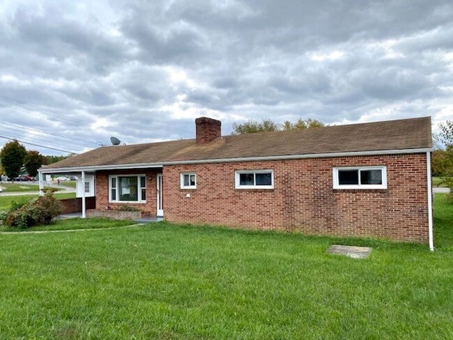 Building Photo - ONE LEVEL Single Family Home Close To Interstates!