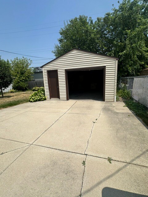Building Photo - 812 S 109th St