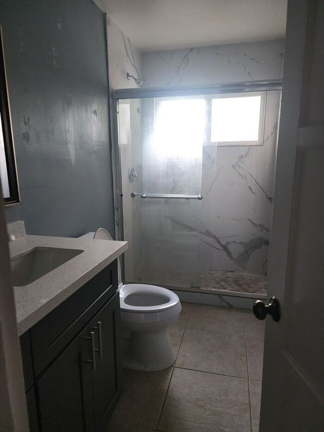 Building Photo - Spacious 2BR/1 Bath W/ Pvt Yard, in Pacifi...