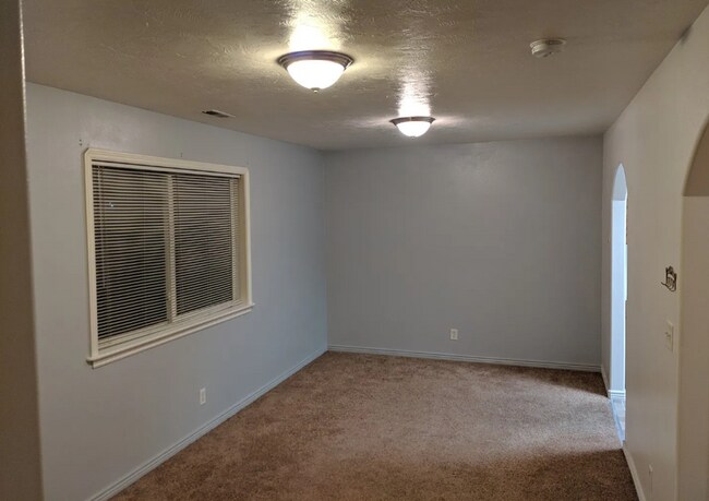 Building Photo - 2 Bed 1 Bath Apartment at Delmar Condominiums in Sugar City!