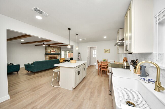 Building Photo - 10003 Briarwild Ln