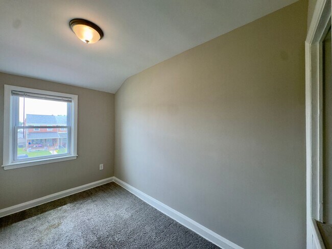 Building Photo - Charming 3 Bedroom/2 Bathroom Townhome in Dundalk, MD!