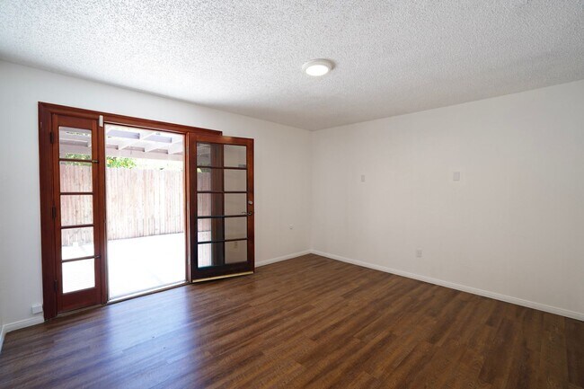Building Photo - 220 Lilac Ct
