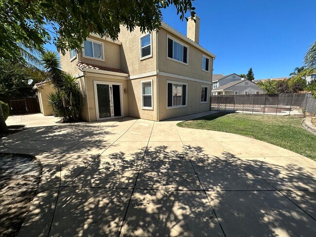 Building Photo - Beautiful 4 Bedroom 3 Bath Shadow Lakes Home