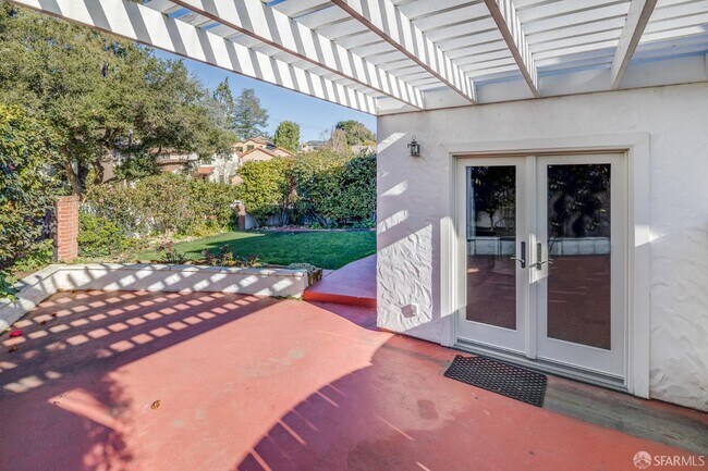 Building Photo - 2627 Hale Dr