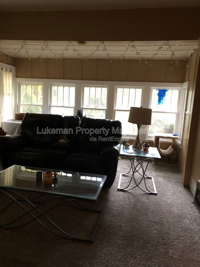 Building Photo - 720 Village St