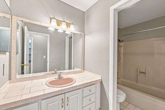 Building Photo - 893 Cliffs Dr