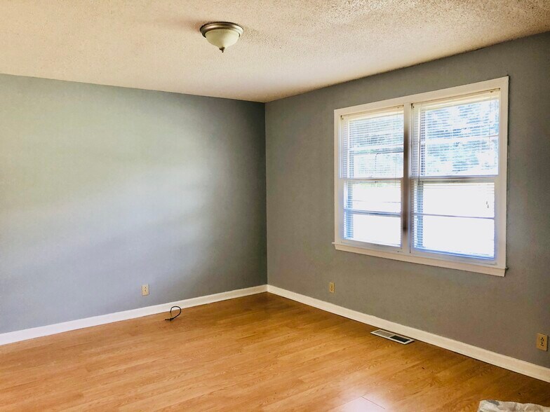 Living room - 108 Hunter Dr