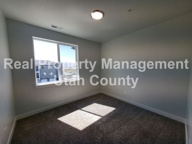 Building Photo - Small Pet Friendly Lehi Condo