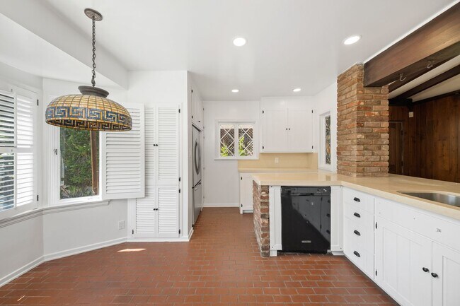 Building Photo - 1685 Sunset Plaza Dr