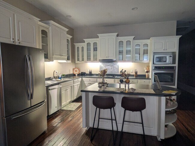 Building Photo - Cute Upstairs Down Town Apartment!