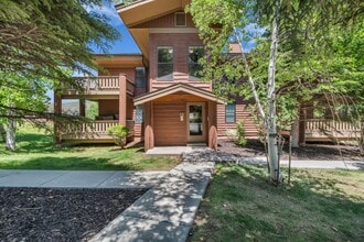Building Photo - 8381 Meadowview Ct