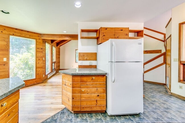 Building Photo - Private 3 Bedroom Home in the Woods