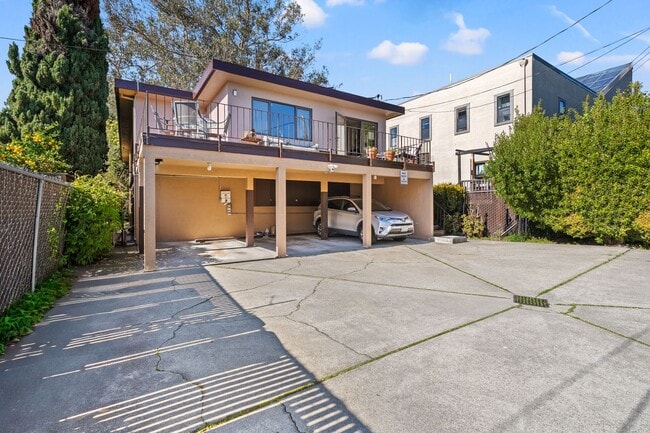 Building Photo - Secluded Rockridge 2BD | Parking Included | Near BART, Shops & Dining