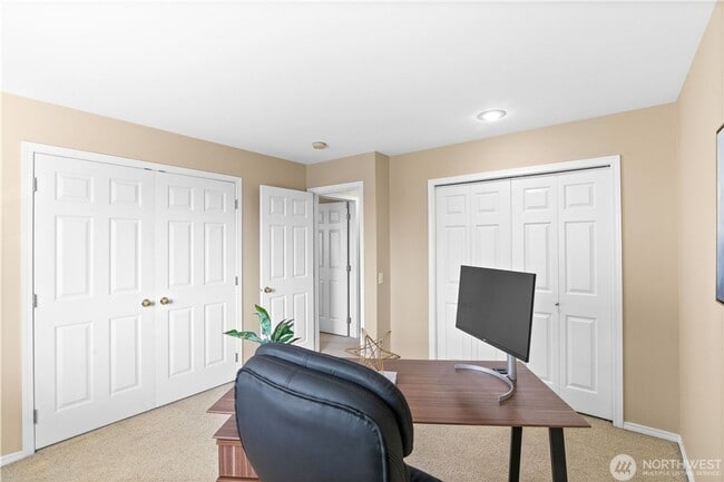Building Photo - Town house available in desirable woodinville