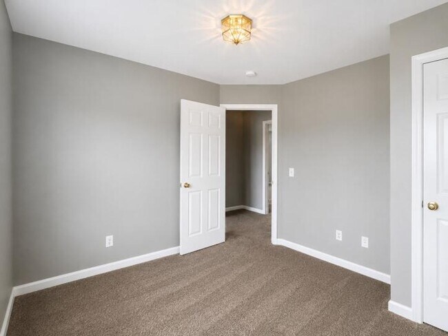 Building Photo - 208 Ruf Dr