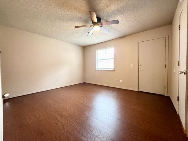 Building Photo - ***407 SE 4th***