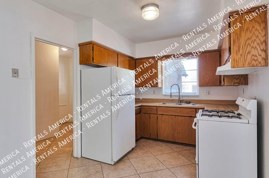 Building Photo - 3733 N Mountain Ave