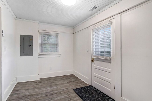 Building Photo - *FOR RENT* Beautifully Updated Home in Pri...