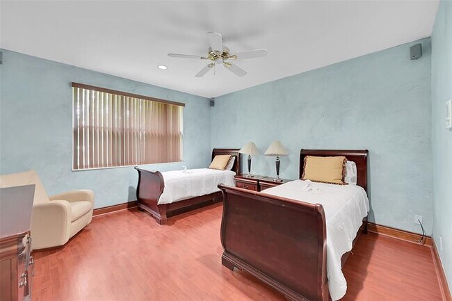 Building Photo - 4200 Coral Hills Dr