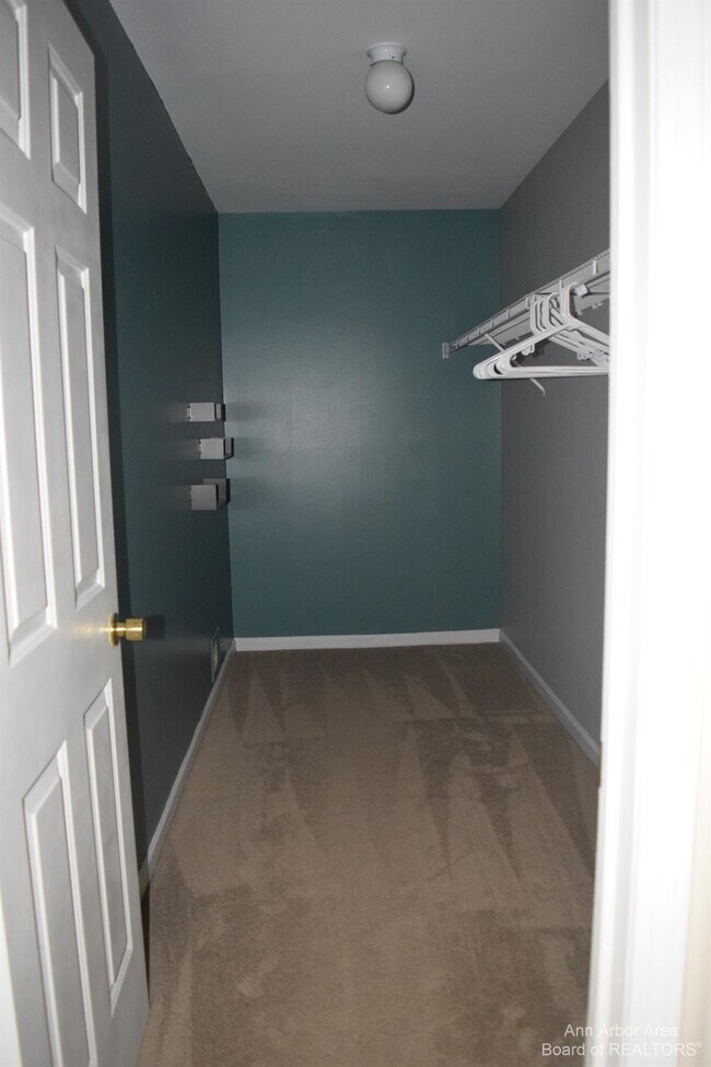 Building Photo - 8549 Hawthorn Hill