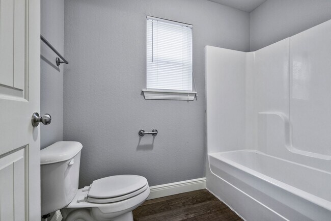 Building Photo - Beautiful 3 bed / 2.5 bath duplex with two car garage - Minutes from U of A!