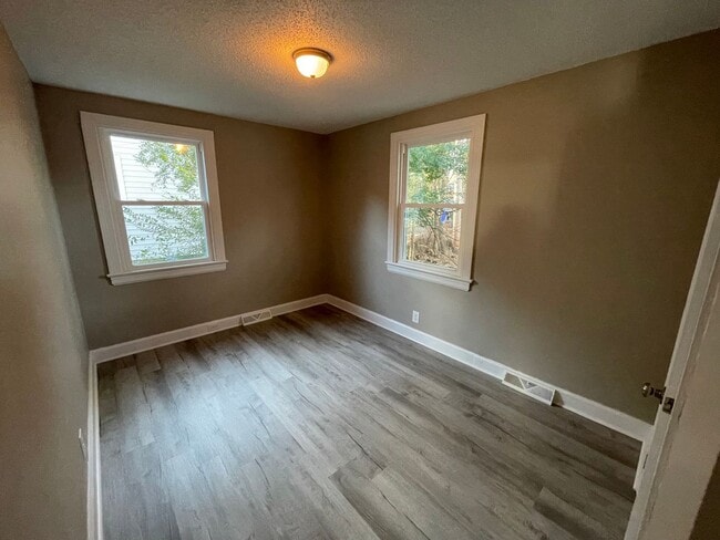 Building Photo - 613 Caldwell Ave NE