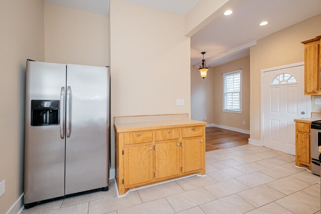 Building Photo - Renovated 2 Bed 2 Bath Charleston Victorian Home
