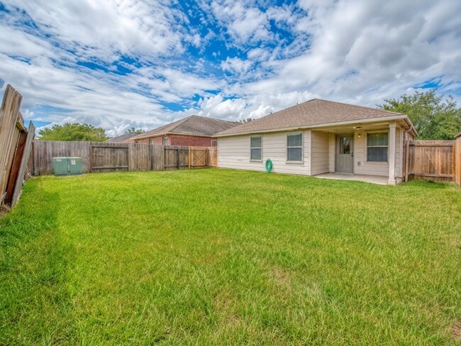 Building Photo - 5822 Camelia Evergreen Ln