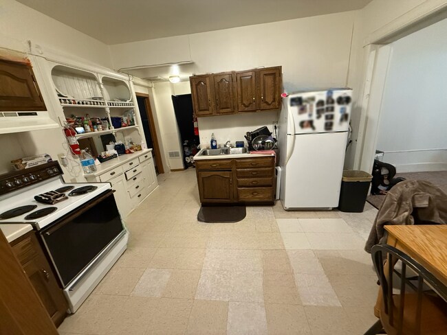 Building Photo - 3 Bed 1 Bath close to UWEC and downtown! A...