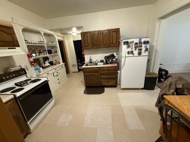 Building Photo - 3 Bed 1 Bath close to UWEC and downtown! Available August-May