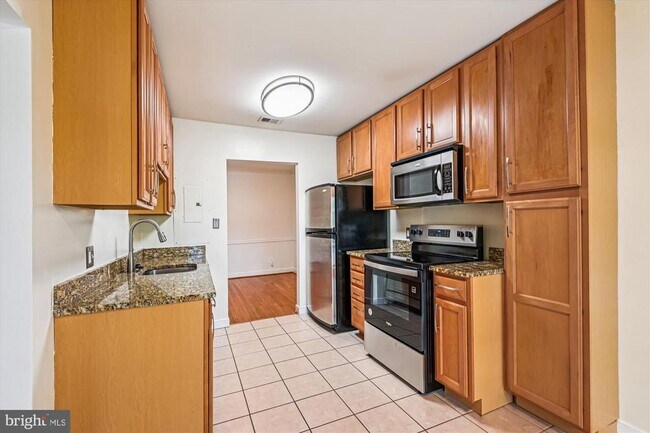 Building Photo - 300 Hilltop Ln