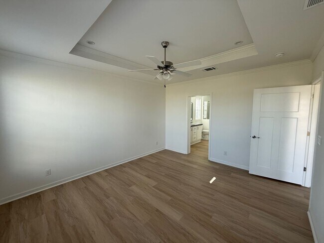 Building Photo - 3808 Sunset Dr