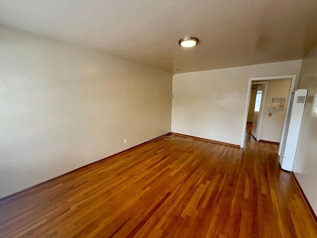 Building Photo - 2 bedroom 1 bath apartment in Downtown Monterey!