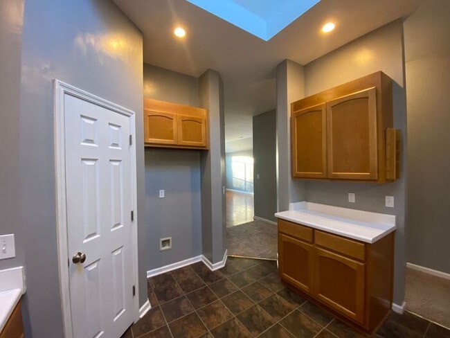 Building Photo - Fenced Yard!