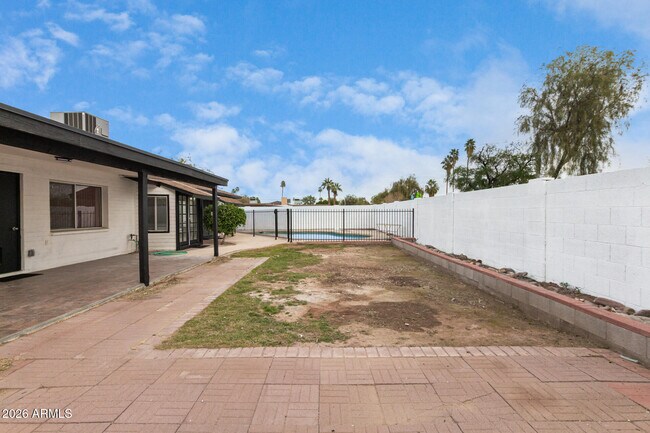 Building Photo - 1835 E Yale Dr