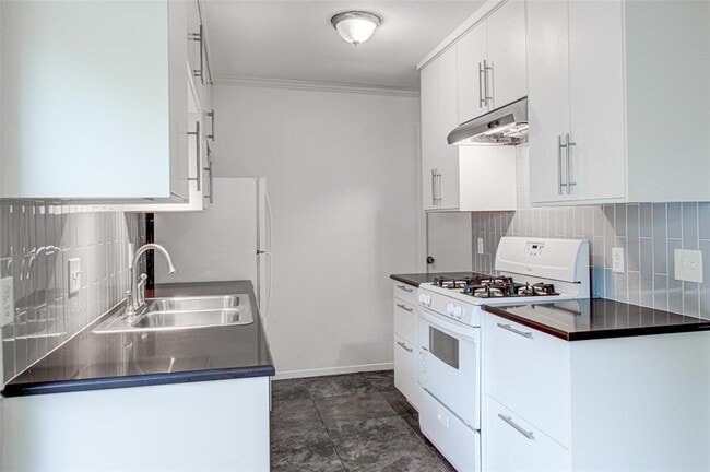 Building Photo - 1403 Click Cove