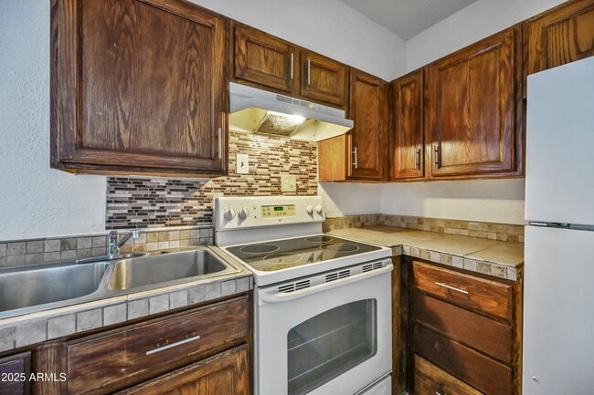 Building Photo - 526 S Mesa Dr