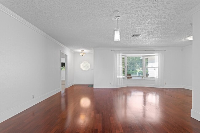 Building Photo - 899 NW 6th Dr