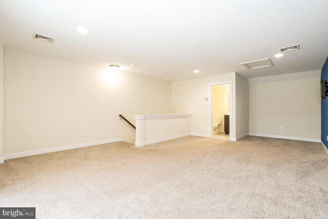 Building Photo - 113 Royal Mews