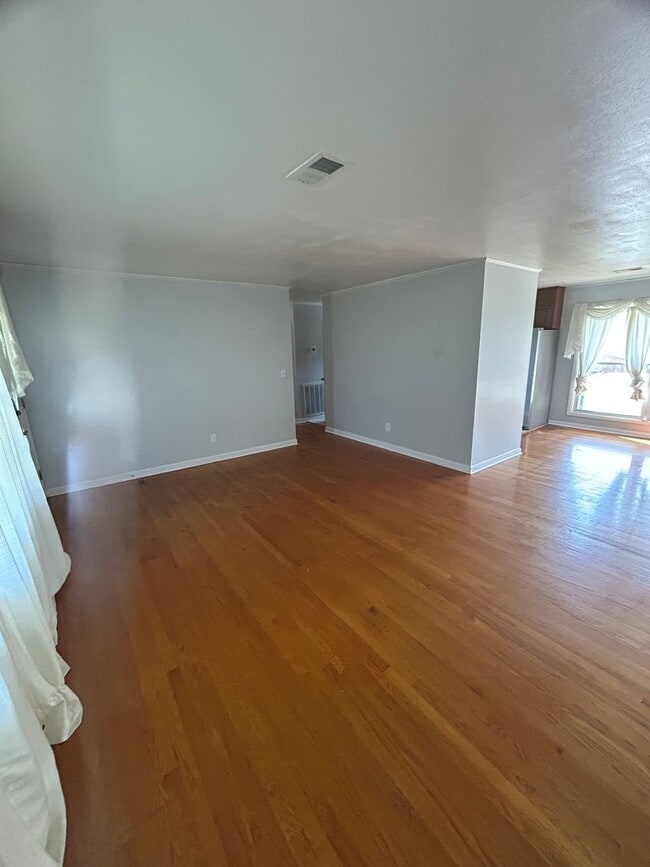 Building Photo - Beautiful 3 bed 3 bath home with finished ...