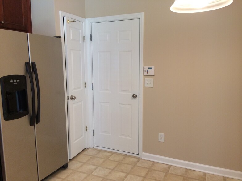 Building Photo - 1384 bellsmith dr