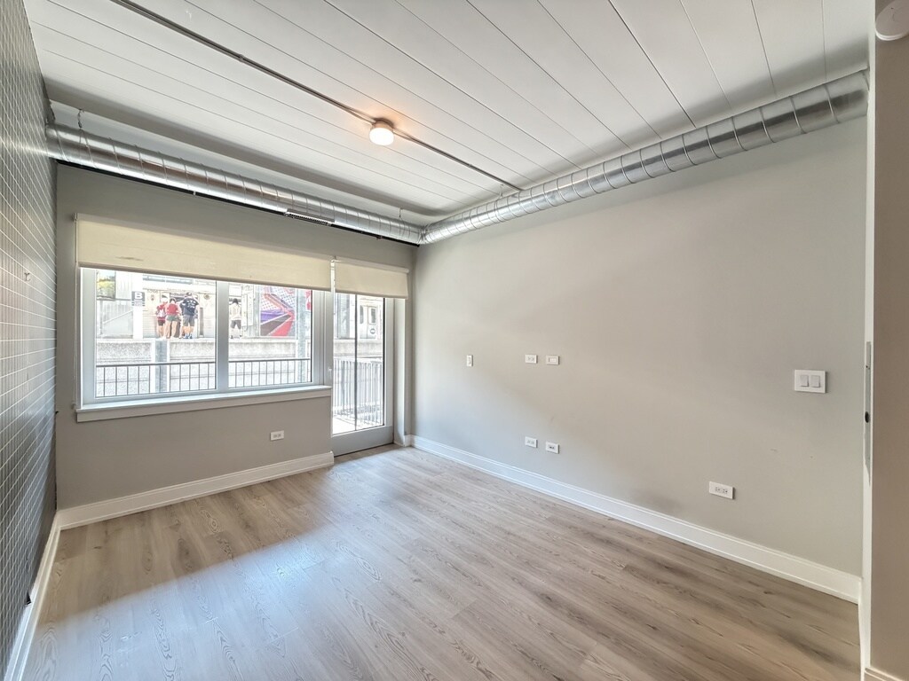 Building Photo - 941 W Belmont Ave