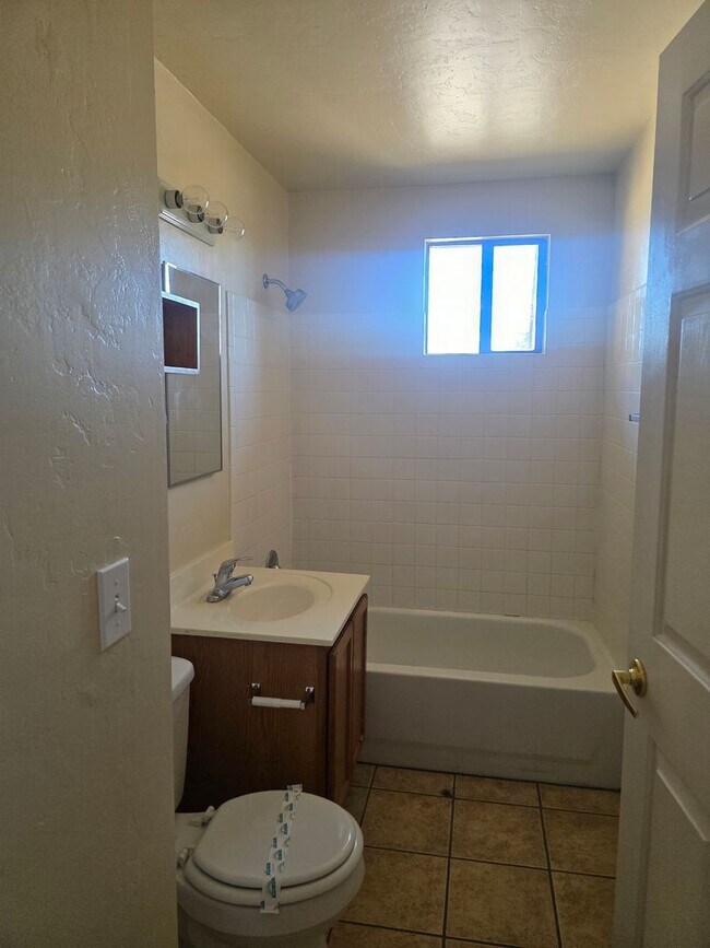 Building Photo - Spacious Large 2BR 1BA Condominium w/ Pool & Spa Access • Freshly painted in Tucson