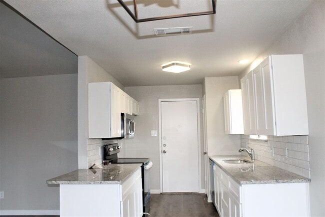 Building Photo - 6409 Macarthur Dr