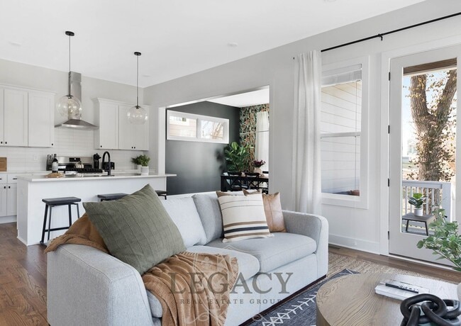 Building Photo - 2027 Rosemary Ln